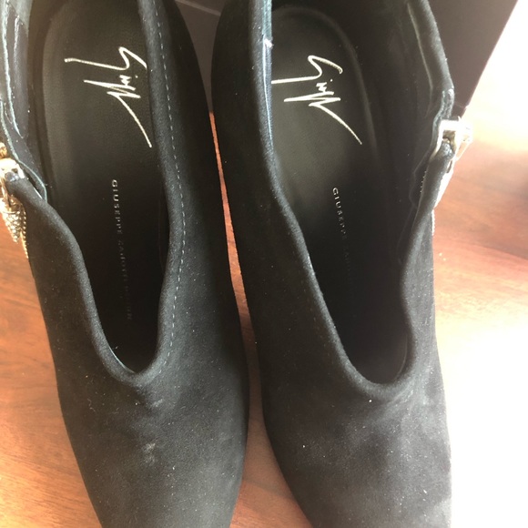 Too small - Picture 2 of 4